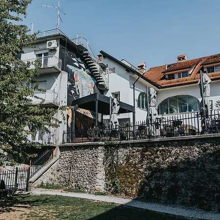 Couette-café Layer Residences 3*